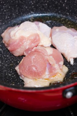 Tavada tavuk eti pişiriyorum.