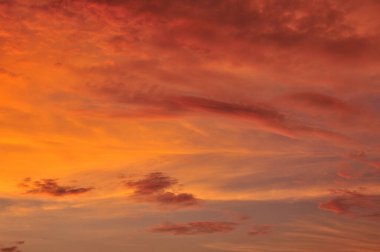 güzel bulutlar ile renkli günbatımı gökyüzü        