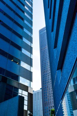 Modern şehirde alçak açılı gökdelenler