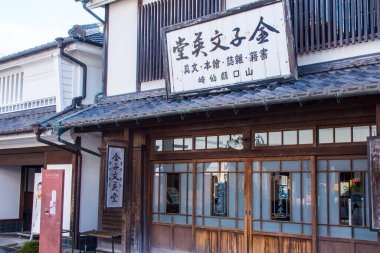 Kurumuş Çam Ağacı Altında Kırmızı Fenerli Geleneksel Japon Tapınağı Kapısı