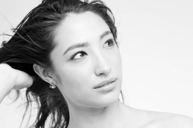 Temiz tenli ve güzel saçlı genç Asyalı kadın. güzellik, moda ve sağlıklı.