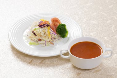 Sebze salatası ve baharatlı kırmızı çorba.