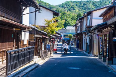 Geleneksel Japon caddesinin manzarası