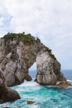 Vahşi kayalık sahil kıyısı ve deniz.