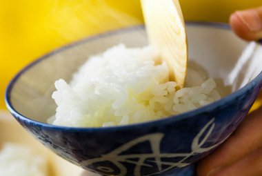 Eller pilavı kaşıkla kasede tutar. 