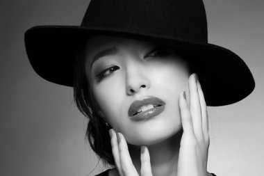 Siyah şapkalı Asyalı kadın.