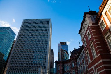 Gündüz vakti Tokyo istasyonu ve iş binaları