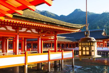 Japonya Miyajima 'daki güzel Itsukushima Tapınağı