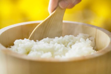 Eller pilavı kaşıkla kasede tutar. 