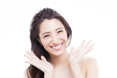 Beyaz arka planda gülümseyen güzel Asyalı 