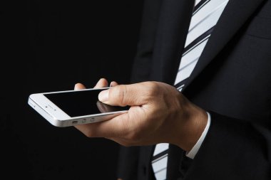 Akıllı telefon kullanan işadamının kesilmiş fotoğrafı