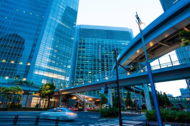 Tokyo, Japonya. Akşamları metro istasyonu olan şehir manzarası 