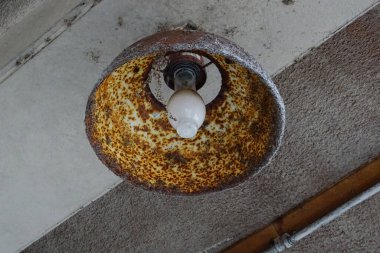 Tavanda asılı paslı tavan lambası