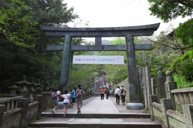 Kotohira Tapınağı 'nın kuzey bahçesindeki büyük torii kapısı.
