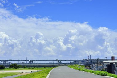 Cumulus Bulutları Japon Riverside Yolu ve Yükseltilmiş Otoyol Köprüsü üzerinde