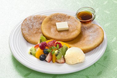 Dondurma ve böğürtlenli krep manzarası