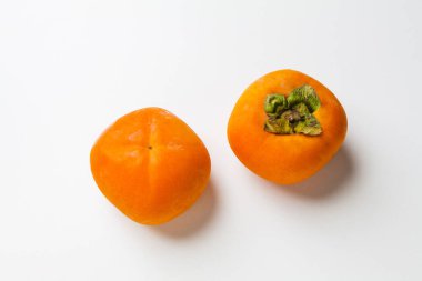 Beyaz arkaplanda taze hurma.