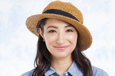 Şapkalı Asyalı genç kadının portresi.