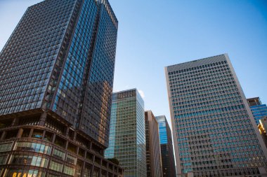 Yüksek binalar ve mavi gökyüzü - Shinjuku, Tokyo, Japonya Tokyo istasyonu