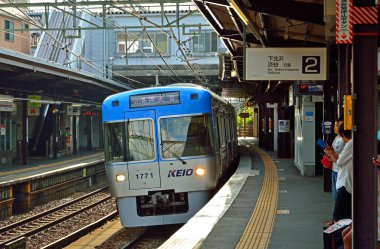 Ticari binalar, Japon demiryolu üst geçidinin büyük, beton tabanına yakındır..