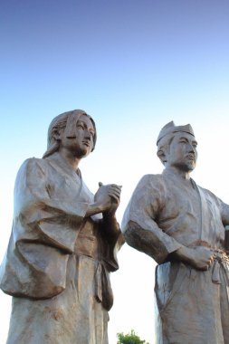 Minamoto no Yoritomo ve Hojo Masako heykeli.