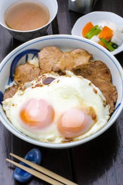 Sahanda yumurtanın mutfak fotoğrafı.