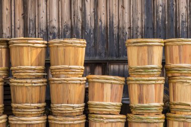 Birçok eski ahşap kova eski binaya karşı