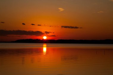 Gölün üzerinde güzel bir gün batımı 