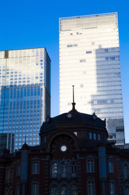 Gündüz vakti Tokyo istasyonu ve iş binaları