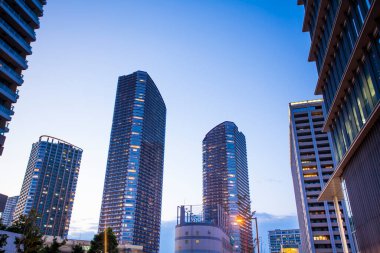 Modern şehirde alçak açılı gökdelenler
