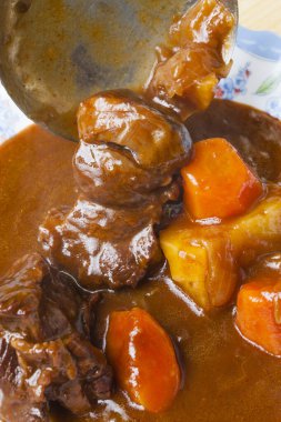 Sebzeli sığır güvecinin mutfak fotoğrafı.