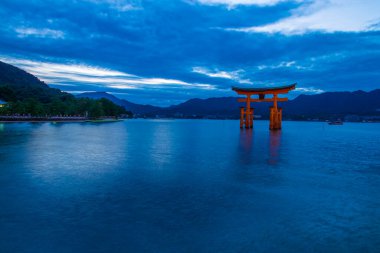 Itsukushima Tapınağı 'nın Hiroşima Miyajima' daki gövde kapısı. 