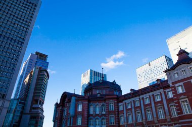Gündüz vakti Tokyo istasyonu ve iş binaları