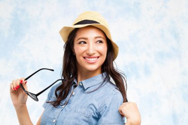 Yaz şapkalı kadın.