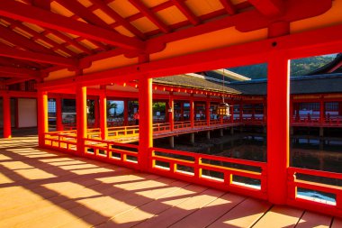 Japonya Miyajima 'daki güzel Itsukushima Tapınağı