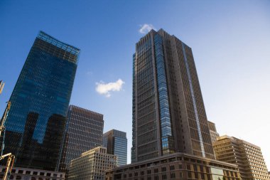 Yüksek binalar ve mavi gökyüzü - Shinjuku, Tokyo, Japonya Tokyo istasyonu