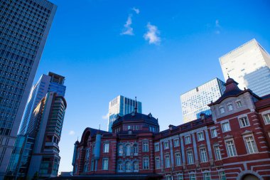 Gündüz vakti Tokyo istasyonu ve iş binaları
