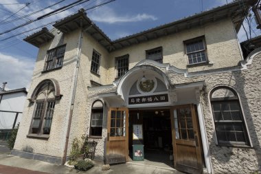 Stucco Facade ve Wood Doors ile Japon Tarihi Postane Binası