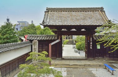 Ebedi Budistler Japonya tapınağına taparlar.