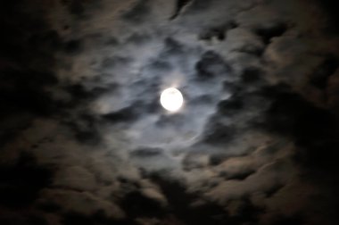 Gece gökyüzünde ayın güzel manzarası        