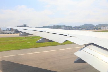 Uçak ve kanat havaalanına iniyor.  