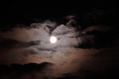 Bulutlar ve ay ile gece gökyüzü