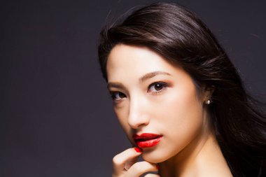 Güzel, genç Asyalı bir kadın. Temiz tenli..