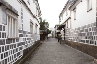 Gündüz saatlerinde geleneksel beyaz binalar arasında dar bir ara sokak