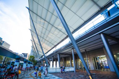 Chuo Ward, Tokyo 'da. Tokyo İstasyonu 'ndan Yaesu çıkışı. İstasyonla bütünleşen binaların adı Gran Tokyo