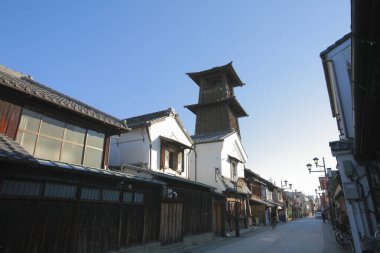 Geleneksel ahşap binalar ve saat kulesiyle Japon tarihi caddesi