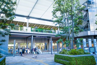 Chuo Ward, Tokyo 'da. Tokyo İstasyonu 'ndan Yaesu çıkışı. İstasyonla bütünleşen binaların adı Gran Tokyo