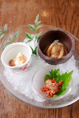 Çeşitli aperatifler buzda zarif bir şekilde sunuldu.