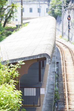 Şehirdeki boş tren istasyonunun gündüz görüntüsü 