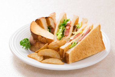 Tavuklu ve sebzeli sandviç fotoğrafı.